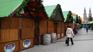 Passanten gehen am 16.12.2016 in Ludwigshafen den geschlossenen Ständen des Weihnachtsmarktes vorbei. Ein Junge soll hier versucht haben, einen Bombenanschlag zu verüben. Foto: dpa