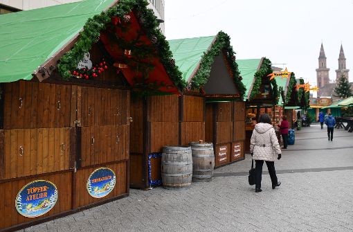 Passanten gehen am 16.12.2016 in Ludwigshafen den geschlossenen Ständen des Weihnachtsmarktes vorbei. Ein Junge soll hier versucht haben, einen Bombenanschlag zu verüben. Foto: dpa