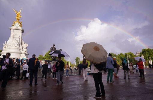 Ein Regenbogen strahlt über London. Foto: dpa/Yui Mok