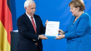 Einige harte Urteile stehen im Abschlussbericht des Normenkontrollrats,  den dessen Chef Johannes Ludewig nun Kanzlerin Angela Merkel übergab. Foto: dpa/Bernd von Jutrczenka