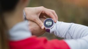 Viele Menschen nutzen eine Smartwatch, um im Alltag und beim Sport ihre Aktivität sowie ihre Herzfrequenz zu messen. Foto: imago images/Cavan Images/Cavan Images