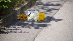 Anwohner haben Blumen am Tatort im Fasanenhof niedergelegt. Foto:  