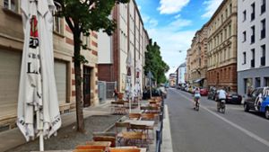 Die Wirte lassen sich etwas einfallen: Bei der Sattlerei an der Tübinger Straße etwa werden die Baumbeete mit Sitzgelegenheiten versehen. Foto: /Kathrin Wesely