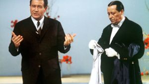 Hans-Joachim Kulenkampff (li.) als Showmaster und Martin Jente als Butler waren in den Sechzigern Garanten für einen gelungenen gutbürgerlichen TV-Abend. Foto: dpa