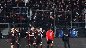 Die Frankfurter Spieler holen sich nach dem 0:1 gegen Darmstadt die Fan-Schelte ab. Foto: Bongarts