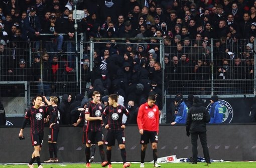Die Frankfurter Spieler holen sich nach dem 0:1 gegen Darmstadt die Fan-Schelte ab. Foto: Bongarts