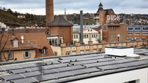 Fotovoltaikanlagen auf einem Gebäude in der Esslinger Weststadt. Foto: Ines Rudel