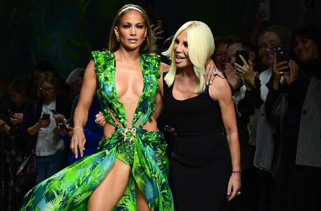 Eine Legende der Grammy Awards: Der Jungle Dress von Jennifer Lopez (links), hier mit Donatella Versace. Foto: AFP/Miguel Medina