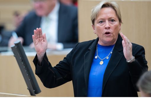 Kultusministerin Susanne Eisenmann präsentiert sich kämpferisch – nicht nur im Landtag. Foto: dpa/Tom Weller