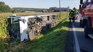 Aus noch ungeklärter Ursache war der voll besetzte Bus bei Tecklenburg von der Landstraße abgekommen und auf die Seite gekippt. Foto: Nordwestmedia/dpa