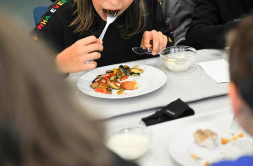 Beim Essen dürfen Schüler die  Maske ablegen. Foto: Lichtgut