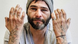 Mehrere Gefängnisaufenthalte haben über die Jahre  Luigis Haut mit Tattoos gefüllt. Jedes davon erzählt eine Geschichte. Foto: Samuel Müller