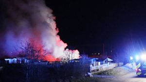 Die Einsatzkräfte wollten am Brøndby Strand ein Feuer in einem Schrebergartenhaus löschen. Foto: imago images/Ritzau Scanpix/presse-fotos.dk via www.imago-images.de
