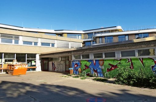 Im Vordergrund ist ein Teil der alten Schule zu sehen. Im Hintergrund spickelt die neue Gotthard-Müller-Schule hervor. Foto: Otto-H. Häusser