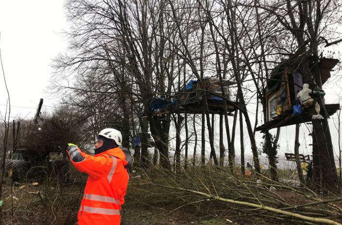 Räumung in Lützerath: Baumfällungen in direkter Nähe zu Aktivisten