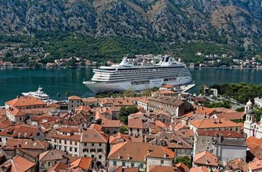 Ein Missverhältnis in der Größe: Kreuzfahrtschiff vor der historischen Altstadt von Kotor in Montenegro Foto: Mauritius
