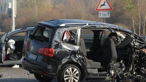 Unfallfahrzeuge stehen am Sonntag auf der Autobahn A5 bei Offenburg. Bei dem Verkehrsunfall durch einen Geisterfahrer starben sechs Menschen. Foto: dpa