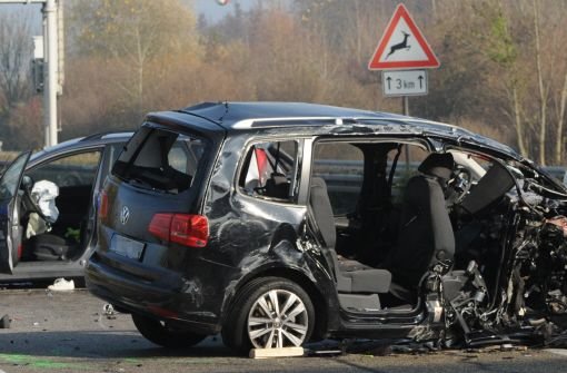 Unfallfahrzeuge stehen am Sonntag auf der Autobahn A5 bei Offenburg. Bei dem Verkehrsunfall durch einen Geisterfahrer starben sechs Menschen. Foto: dpa