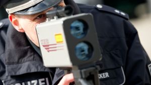 Die Polizei kontrollierte am Freitagabend auf der B10 bei Stuttgart-Wangen die Geschwindigkeit. (Symbolbild) Foto: picture alliance / dpa/Sven Hoppe