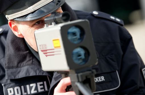 Die Polizei kontrollierte am Freitagabend auf der B10 bei Stuttgart-Wangen die Geschwindigkeit. (Symbolbild) Foto: picture alliance / dpa/Sven Hoppe