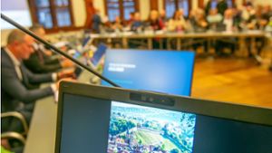 Der Haushaltsplanentwurf der Stadtverwaltung liegt – mittlerweile digital – auf dem Tisch. Nun sind die Esslinger Ratsfraktionen am Zug. Foto: Roberto Bulgrin