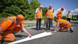 Damals im Juni 2013, Autobahn-Anschlussstelle Esslingen: Landesverkehrsminister Hermann lässt die richtige  Richtung mit Farbpfeilen markieren. Foto: PPFotodesign/Max Kovalenko
