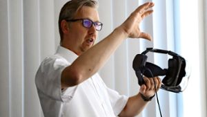 VDC-Geschäftsführer Christoph Runde mit Virtual-Reality-Brille Foto: Patricia Sigerist (Archiv)