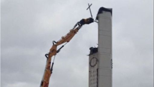 Die entscheidende Sekunde: Das Kreuz auf dem Kirchturm wird abgerissen. Foto: Jörg Bodenhöfer