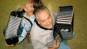 Werner Schmidt und Andrea Willy-Polinski vom Handharmonika-Spielring freuen sich stets über neue Mitspieler. Foto: Susanne Müller-Baji