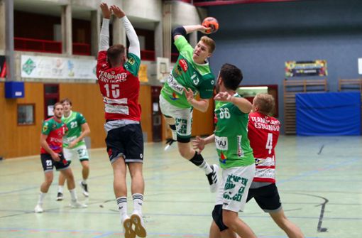 Corona-bedingt setzen die  Handballer des TSV Köngen   sehr ersatzgeschwächt zum Sprungwurf an. Foto: /Herbert Rudel