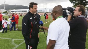Der VfB im Blickpunkt der südafrikanischen Medien: Sportdirektor Fredi Bobic beim Interview mit dem nationalen Fernsehsender SABC Foto: Baumann
