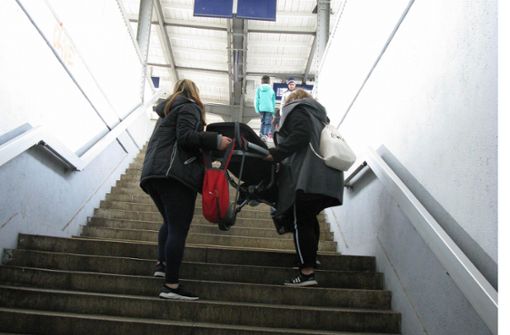 Alptraum Bahnhof: Manchmal drohen  Mutter und Kind ungewöhnliche Gefahren. Foto: imago images/Noah Wedel/esc
