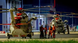 Zwei Hubschrauber der Küstenwache, die an der Rettungsaktion auf dem Schiff „Fremantle Highway“ beteiligt sind, am Flughafen Den Haag. Vor der niederländischen Wattenmeerinsel Ameland ist Feuer auf einem Frachtschiff mit rund 3000 Autos ausgebrochen. Foto: ANP/dpa/Marco Van Der Caaij