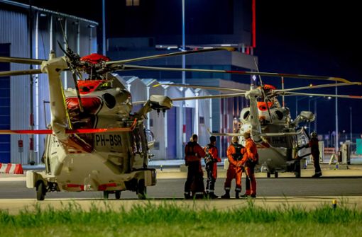 Zwei Hubschrauber der Küstenwache, die an der Rettungsaktion auf dem Schiff „Fremantle Highway“ beteiligt sind, am Flughafen Den Haag. Vor der niederländischen Wattenmeerinsel Ameland ist Feuer auf einem Frachtschiff mit rund 3000 Autos ausgebrochen. Foto: ANP/dpa/Marco Van Der Caaij