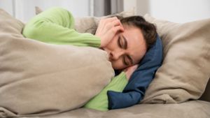 Viele Menschen schlafen zu wenig. Nach Aussage von Experten kann sich das nicht nur auf die Leistungsfähigkeit auswirken, sondern auch auf die Gesundheit. Schlafmangel kann das Gedächtnis, den Stoffwechsel und das Immunsystem beeinträchtigen. Foto: dpa