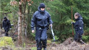 Polizeikräfte suchen mit Metalldetektoren im Bereich des Fundortes der ermordeten Luise F. aus Freudenberg nach der Tatwaffe. Foto: IMAGO/Rene Traut