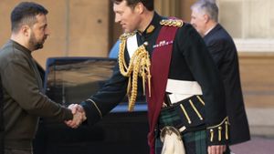 Johnny Thompson (r.) begrüßt den ukrainischen Präsidenten Wolodymyr Selenskyj vor dessen Treffen mit König Charles im Buckingham Palast. Foto: Kirsty OConnor/PA Photos