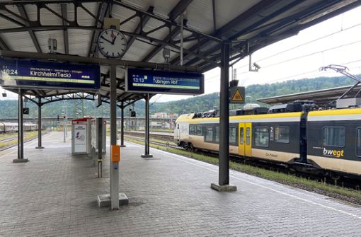 Am Plochinger Bahnhof sind die Bahnsteige am Montag gespenstisch leer. Foto: Dominic Berner