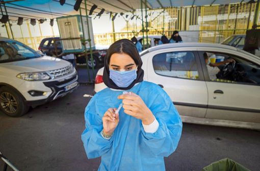 Drive-in-Impfungen wie hier im Iran gab es auch schon in Deutschland – aber Erleichterungen sind nicht alles. Foto: imago//Morteza Nikoubazl