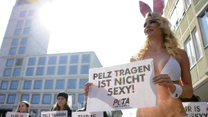 Aktivisten von Peta demonstrieren gegen die Verwendung echter Pelze. Foto: dpa