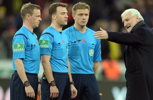 Bayer-Sportchef Rudi Völler diskutiert mit Schiedsrichter Felix Zwayer nach der Partie gegen Dortmund. Foto: dpa