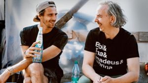 Beim Umbau des Hausboots stoßen Fynn Kliemann (links) und Olli Schulz immer wieder an ihre persönlichen und finanziellen Grenzen. Foto: Netflix/Brian Jakubowski