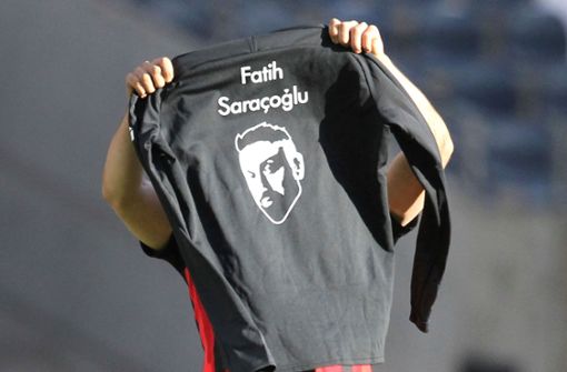 Später feierte Amin Younes mit einem Shirt mit dem Porträt von Fatih Saraçoğlu, einem der Opfer, seinen Treffer zum zwischenzeitlichen 2:0 gegen die Münchner. Foto: AFP/DANIEL ROLAND