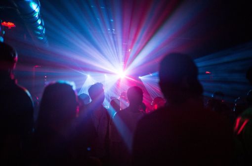 Dass bald wieder in Clubs und Bars gefeiert werden kann, ist noch Zukunftsmusik. Foto: dpa/Sophia Kembowski