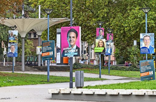 Schilderwald zur Stuttgarter OB-Wahl: 14 Kandidaten, darunter lediglich zwei Frauen – und sogar nur ein Bewerber mit Migrationsgeschichte. Foto: imago images/Arnulf Hettrich
