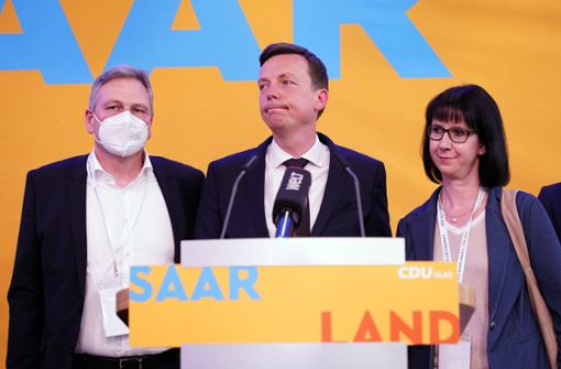 Tobias Hans (Mitte) gibt seinen Posten als Landeschef der CDU im Saarland ab. Foto: dpa/Uwe Anspach