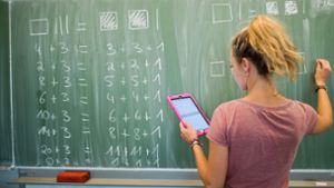 Kreide und  Tablet   – das soll für Lehrer im Unterricht zur Normalität werden. Foto: dpa/Julian Stratenschulte