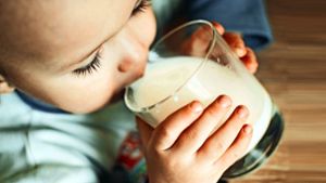 Manche Kinder trinken bis zu 800 Milliliter Milch pro Tag, sagt der Arzt Martin Claßen vom Klinikum Links der Weser. Foto: Komokvm/Adobe Stock