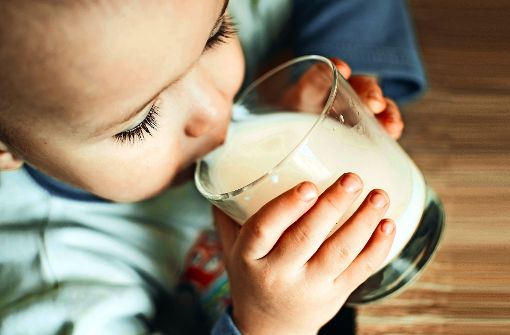 Manche Kinder trinken bis zu 800 Milliliter Milch pro Tag, sagt der Arzt Martin Claßen vom Klinikum Links der Weser. Foto: Komokvm/Adobe Stock