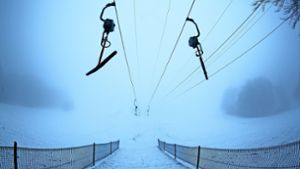 Der Nebel über der Pfulb muss sich bald lüften. Sonst ist die Ski-Saison gelaufen. Foto: Rudel